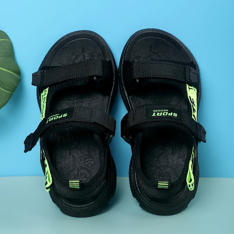 A pair of children's summer open-toe sandals, breathable, comfortable, wear-resistant flat shoes, size 28-39，WK-201