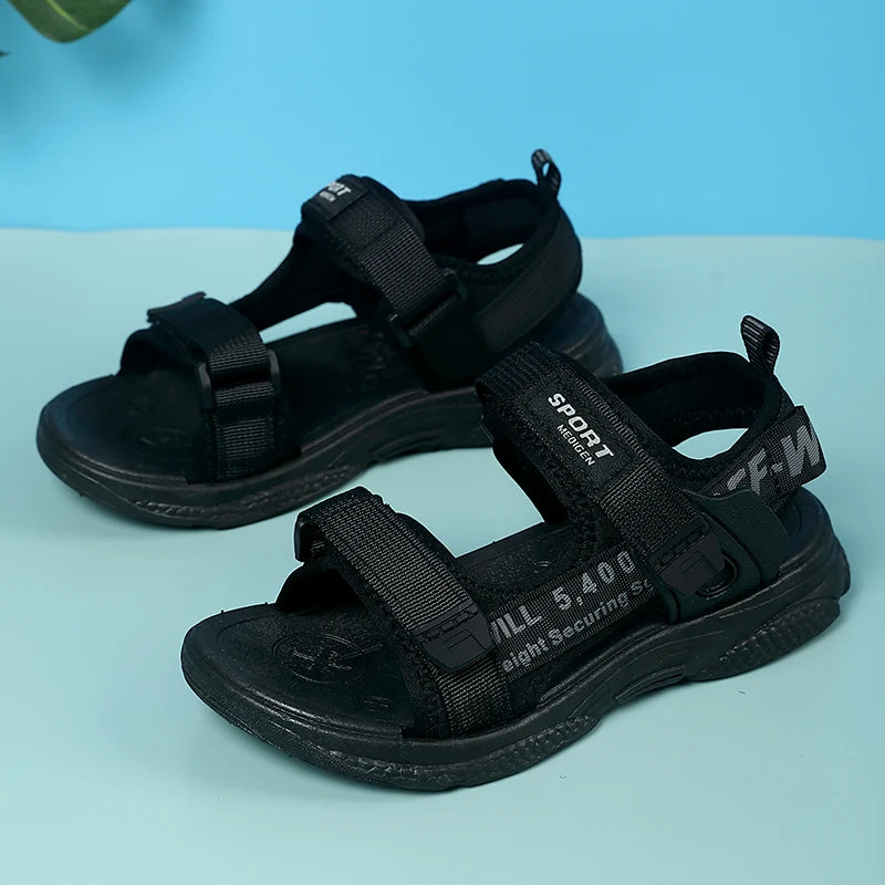 A pair of children's summer open-toe sandals, breathable, comfortable, wear-resistant flat shoes, size 28-39，WK-201