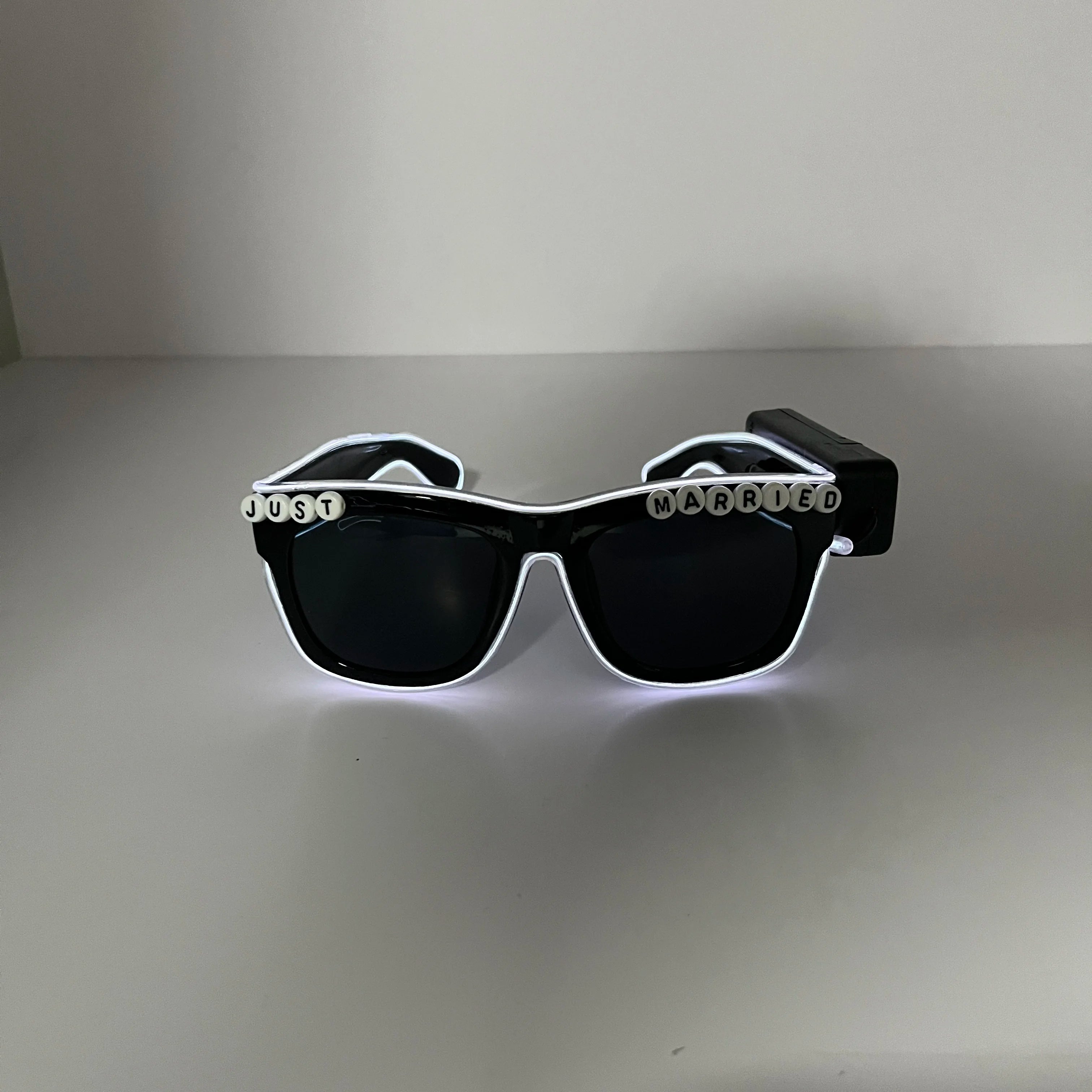 Wireless Type LED Just Marrired Glasses for Groom Bride Light up Glasses Couple Sunglasses Wedding Decoration