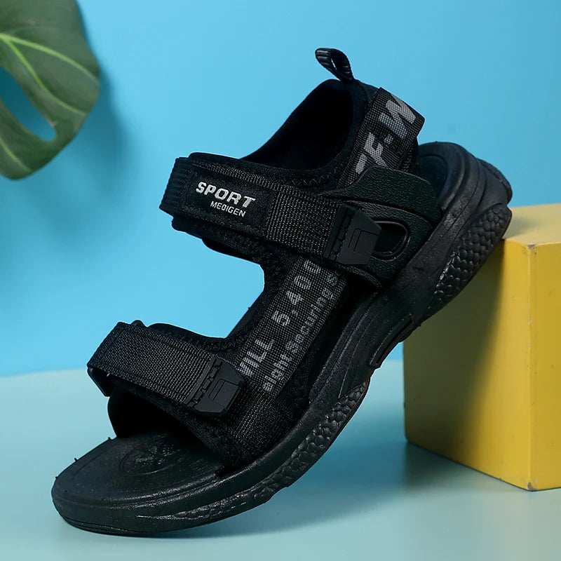 A pair of children's summer open-toe sandals, breathable, comfortable, wear-resistant flat shoes, size 28-39，WK-201