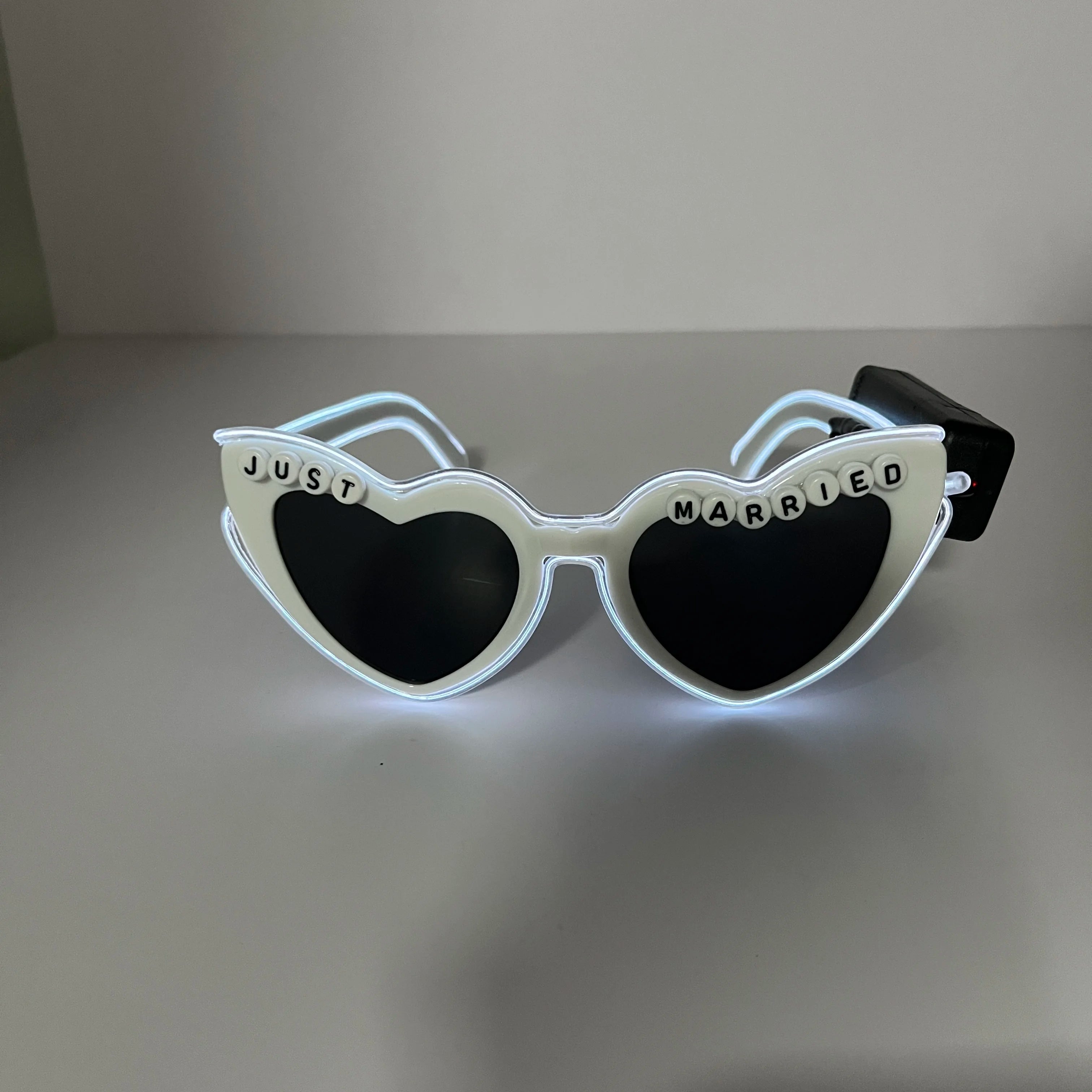 Wireless Type LED Just Marrired Glasses for Groom Bride Light up Glasses Couple Sunglasses Wedding Decoration